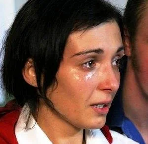 Een vrouw legt uit waarom huilen belangrijk is om billenkoek echt indrukkend te laten zijn, maar ook als emotionele ontlading en opluchting na stress.